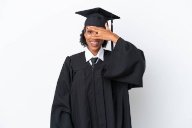 Genç üniversite mezunu Afro-Amerikalı bir kadın beyaz arka planda izole edilmiş, gözleri kapalı ve gülümsüyor.