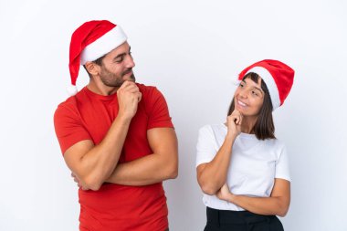 Beyaz arka planda izole edilmiş ve birbirlerine bakan genç bir çift.