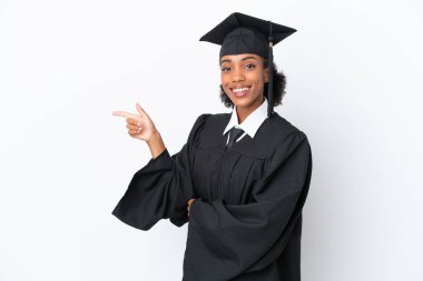 Genç üniversite mezunu Afro-Amerikalı bir kadın beyaz arka planda izole edilmiş.