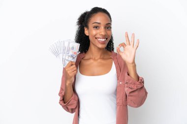 Genç Afrikalı Amerikalı bir kadın, beyaz arka planda izole edilmiş bir sürü para alıyor.