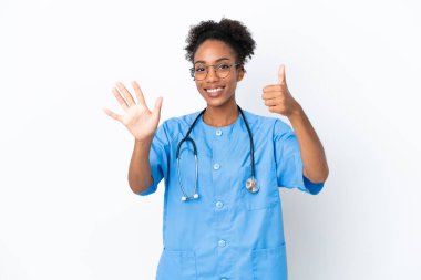 Genç cerrah Afrikalı Amerikalı kadın izole edilmiş beyaz arka planda parmakları olan altı kişi var.