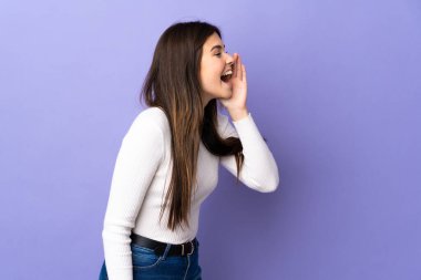 Mor arka planda, ağzı sonuna kadar açık bağıran Brezilyalı genç bir kız.