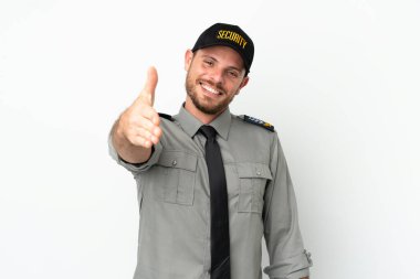 Beyaz arka planda izole edilmiş genç bir Brezilyalı iyi bir anlaşma için el sıkışıyor.