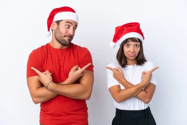 Junges Paar Mit Weihnachtsmütze Isoliert Auf Weißem Hintergrund Weist Auf — Stockfoto