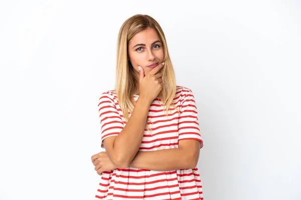 Loira Uruguaia Menina Isolada Fundo Branco Com Dúvidas — Fotografia de Stock