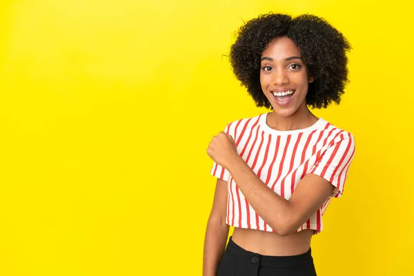 Jovem Afro Americana Isolada Fundo Amarelo Comemorando Uma Vitória — Fotografia de Stock