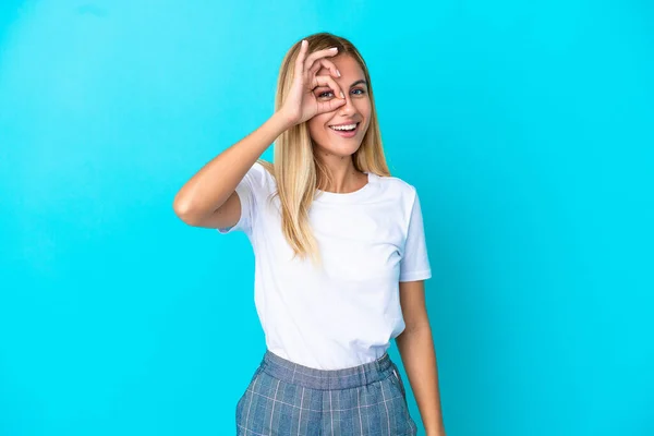 Blond Uruguayansk Flicka Isolerad Blå Bakgrund Visar Tecken Med Fingrar — Stockfoto