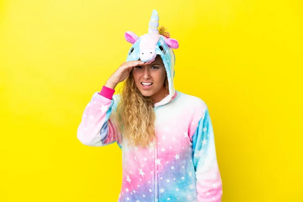 Mädchen Mit Lockigem Haar Trägt Einen Einhorn Pyjama Isoliert Auf — Stockfoto