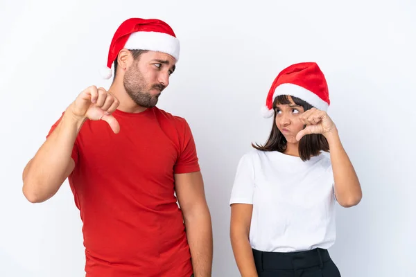 Junges Paar Mit Weihnachtsmütze Isoliert Auf Weißem Hintergrund Zeigt Daumen — Stockfoto