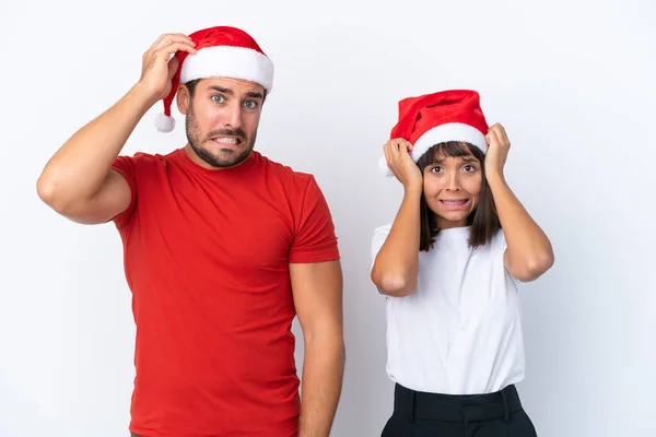 Junges Paar Mit Weihnachtsmütze Isoliert Auf Weißem Hintergrund Nimmt Hände — Stockfoto
