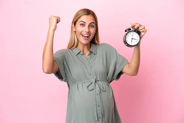 Giovane Donna Uruguaiana Isolata Sfondo Blu Incinta Orologio Mentre Celebra — Foto Stock