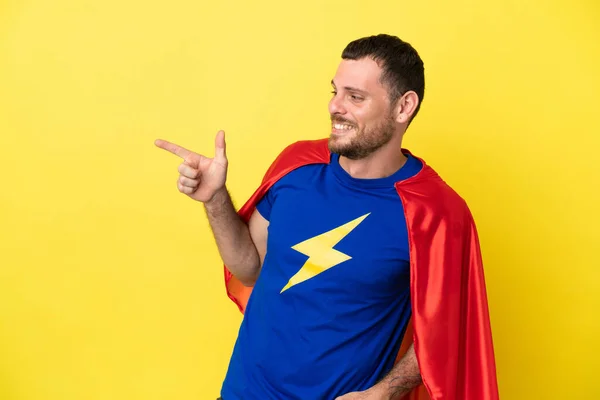 Super Hero Hombre Brasileño Aislado Sobre Fondo Amarillo Apuntando Con —  Fotos de Stock