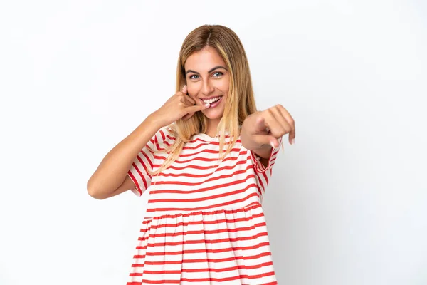 Loira Uruguaia Menina Isolada Fundo Branco Fazendo Gesto Telefone Apontando — Fotografia de Stock