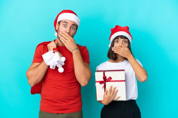Jeune Couple Avec Chapeau Noël Distribuant Des Cadeaux Isolés Sur — Photo