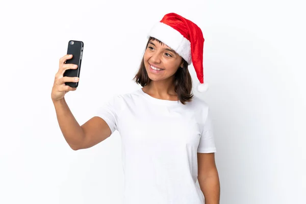 年轻的混血女子在白色背景下孤身一人庆祝圣诞节 — 图库照片