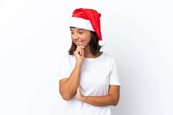 Jovem Mista Celebrando Natal Isolado Fundo Branco Olhando Para Lado — Fotografia de Stock