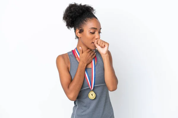 Joven Mujer Afroamericana Con Medallas Aisladas Sobre Fondo Blanco Sufre —  Fotos de Stock