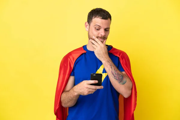 Super Hrdina Brazilský Muž Izolovaný Žlutém Pozadí Myšlení Posílání Zprávy — Stock fotografie
