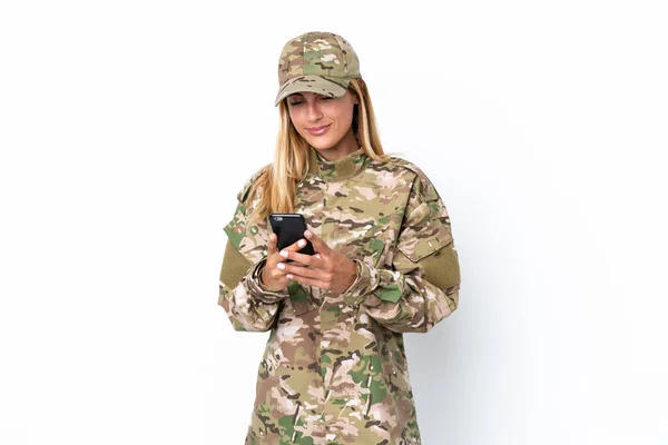 Військова Жінка Ізольована Білому Тлі Надсилаючи Повідомлення Мобільним — стокове фото