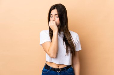 Tecrit edilmiş geçmişi olan Brezilyalı genç bir kızın şüpheleri var.