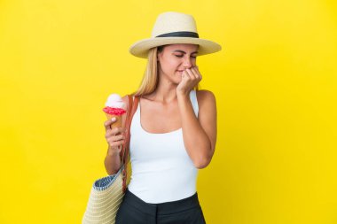 Yazın Uruguaylı sarışın kız elinde dondurma tutarken sarı arka planda izole edilmiş şüpheleri vardı.