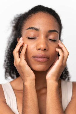 Beyaz arka planda izole edilmiş genç Afrikalı Amerikalı kadın.