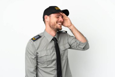 Beyaz arka planda izole edilmiş Brezilyalı genç bir adam bir şey fark etti ve çözüme niyetlendi.