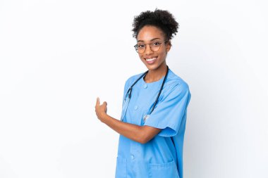 Genç cerrah Afrikalı Amerikalı doktor kadın beyaz arka planda izole edilmiş.