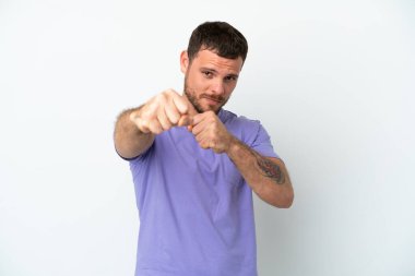 Genç Brezilyalı bir adam beyaz arka planda yalıtılmış bir şekilde dövüşüyor.