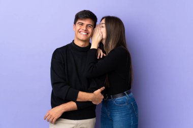 Soyutlanmış mor arka planda genç bir çift fısıldıyor: