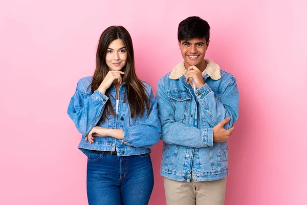 Casal Jovem Sobre Fundo Rosa Isolado Sorrindo Olhando Para Frente — Fotografia de Stock