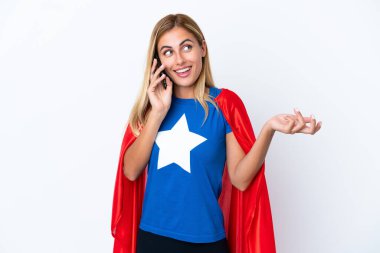 Süper kahraman beyaz kadın, arka planı izole edip cep telefonuyla birileriyle sohbet ediyor.
