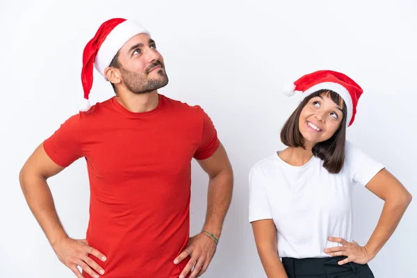 Junges Paar Mit Weihnachtsmütze Isoliert Auf Weißem Hintergrund Posiert Mit — Stockfoto