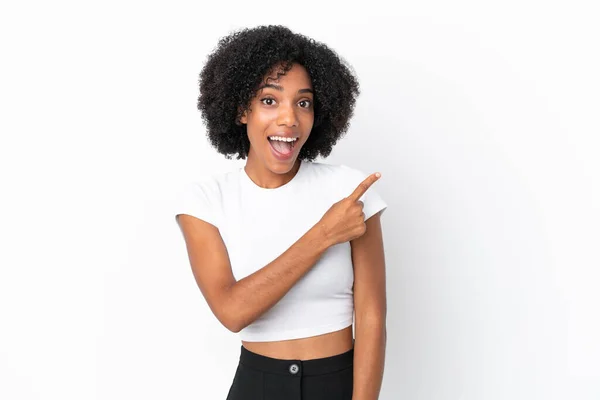 Jonge Afro Amerikaanse Vrouw Geïsoleerd Witte Achtergrond Verrast Wijzen Kant — Stockfoto
