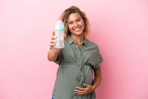Chica Con Pelo Rizado Aislado Sobre Fondo Rosa Embarazada Sosteniendo —  Fotos de Stock
