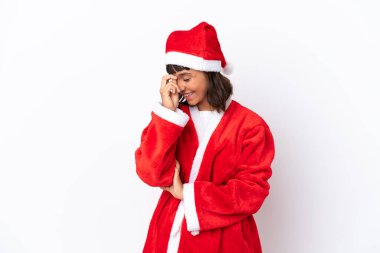 Noel Baba kılığına girmiş genç bir ırk kadını beyaz arka planda izole edilmiş gülüyor.