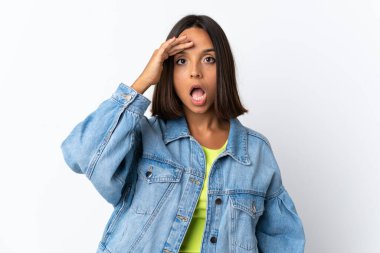Beyaz arka planda izole edilmiş genç Latin kadın bir şey fark etti ve çözüme niyetlendi.