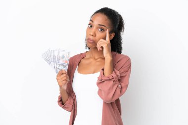 Genç Afrikalı Amerikalı bir kadın beyaz arka planda izole edilmiş bir sürü para alıyor.