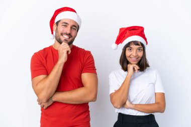 Beyaz arka planda izole edilmiş, tatlı bir ifadeyle gülümseyen genç bir çift.