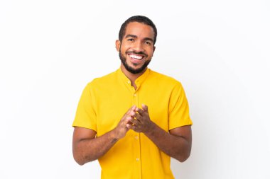 Genç Ekvadorlu adam beyaz arka planda izole edilmiş bir konferansta sunumdan sonra alkışlıyor.