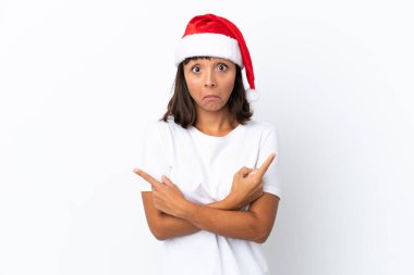 Genç melez kadın, beyaz arka planda izole edilmiş bir şekilde Noel 'i kutluyor.