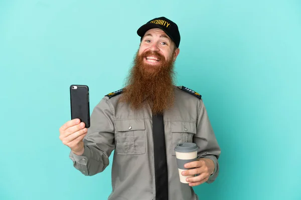 Redhead Bezpečnostní Muž Izolované Bílém Pozadí Drží Kávu Aby Pryč — Stock fotografie
