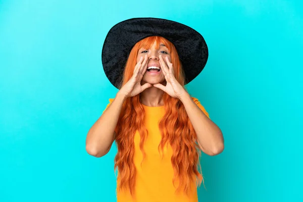 Young Woman Disguised Witch Isolated Blue Background Shouting Announcing Something — Stock Photo, Image