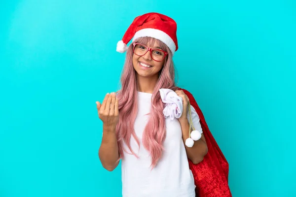 Junge Mischlingshündin Verteilt Weihnachtsgeschenke Isoliert Auf Blauem Hintergrund Und Lädt — Stockfoto