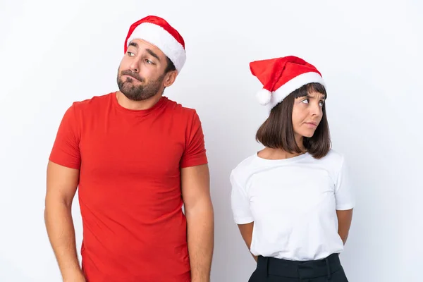 Jong Paar Met Kerst Hoed Geïsoleerd Witte Achtergrond Nerveus Bang — Stockfoto