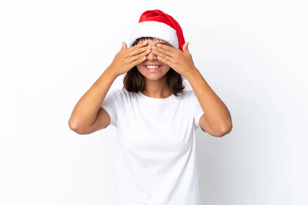 Jovem Mista Celebrando Natal Isolado Fundo Branco Cobrindo Olhos Pelas — Fotografia de Stock