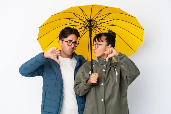 Junge Gemischte Rasse Paar Hält Einen Regenschirm Isoliert Auf Weißem — Stockfoto