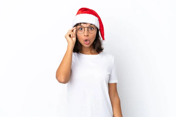 年轻的混血女子戴着眼镜 戴着白色背景的眼镜 惊讶地庆祝圣诞节 — 图库照片