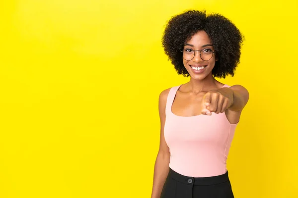 Молода Афроамериканська Жінка Ізольована Жовтому Фоні Вказує Спереду Щасливим Виразом — стокове фото