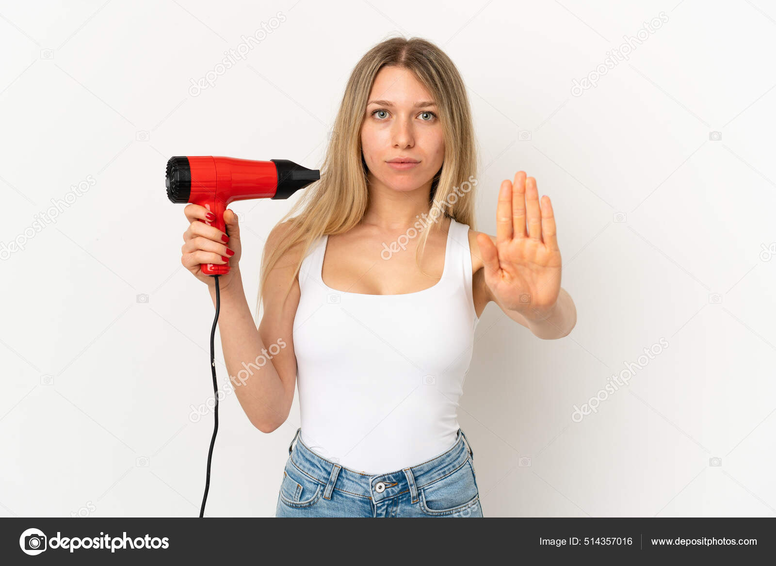 Mão feminina segurando secador de cabelo, isolado no branco